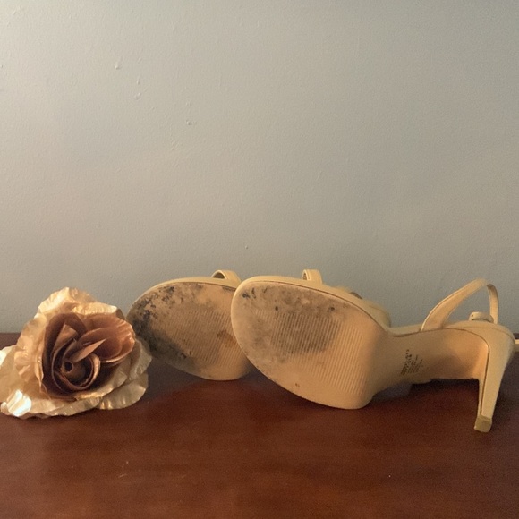 COLIN STUART GENUINE beige leather platform sandals. 3 1/2 in heel. Size 7. - Picture 4 of 4